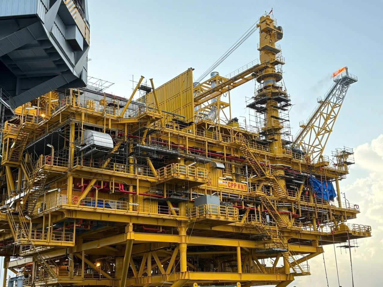 Kinh Ngu Trang – Kinh Ngu Trang Nam Field Development Project Officially Receives First Commercial Oil Flow