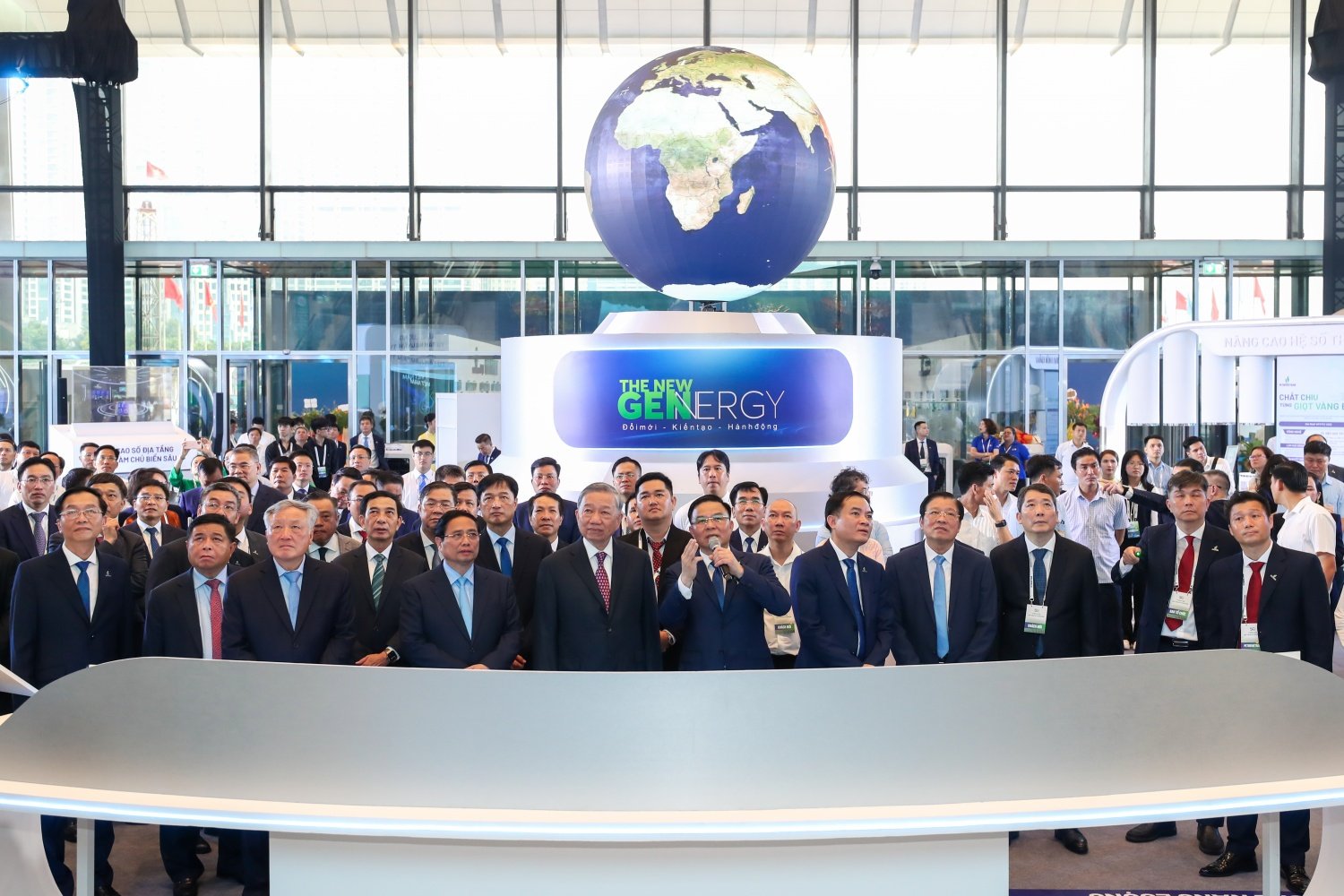 General Secretary To Lam, Prime Minister Pham Minh Chinh and delegates visit the exhibition