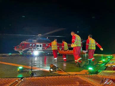 Giàn Đại Hùng kịp thời cấp cứu ngư dân gặp nạn trên biển”
