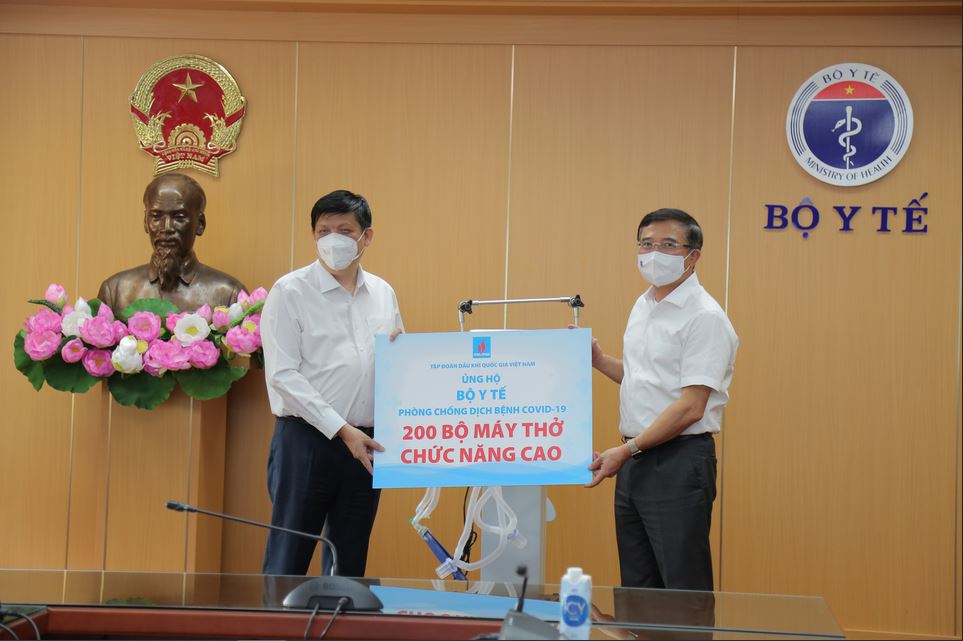 Petrovietnam donates 200 ventilators to treat severe COVID-19 patients